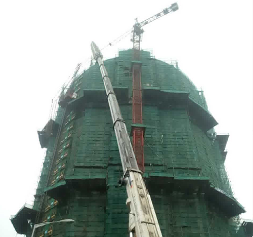 临县吊车在工地上作业